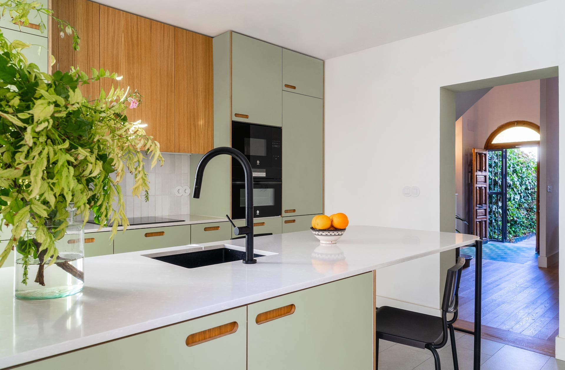 Cocina y salón reformados con luz natural